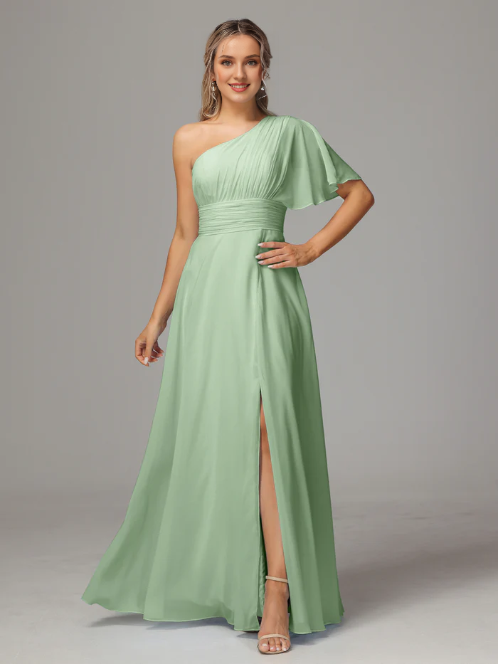 Un abito da damigella in chiffon con spacco sulle spalle